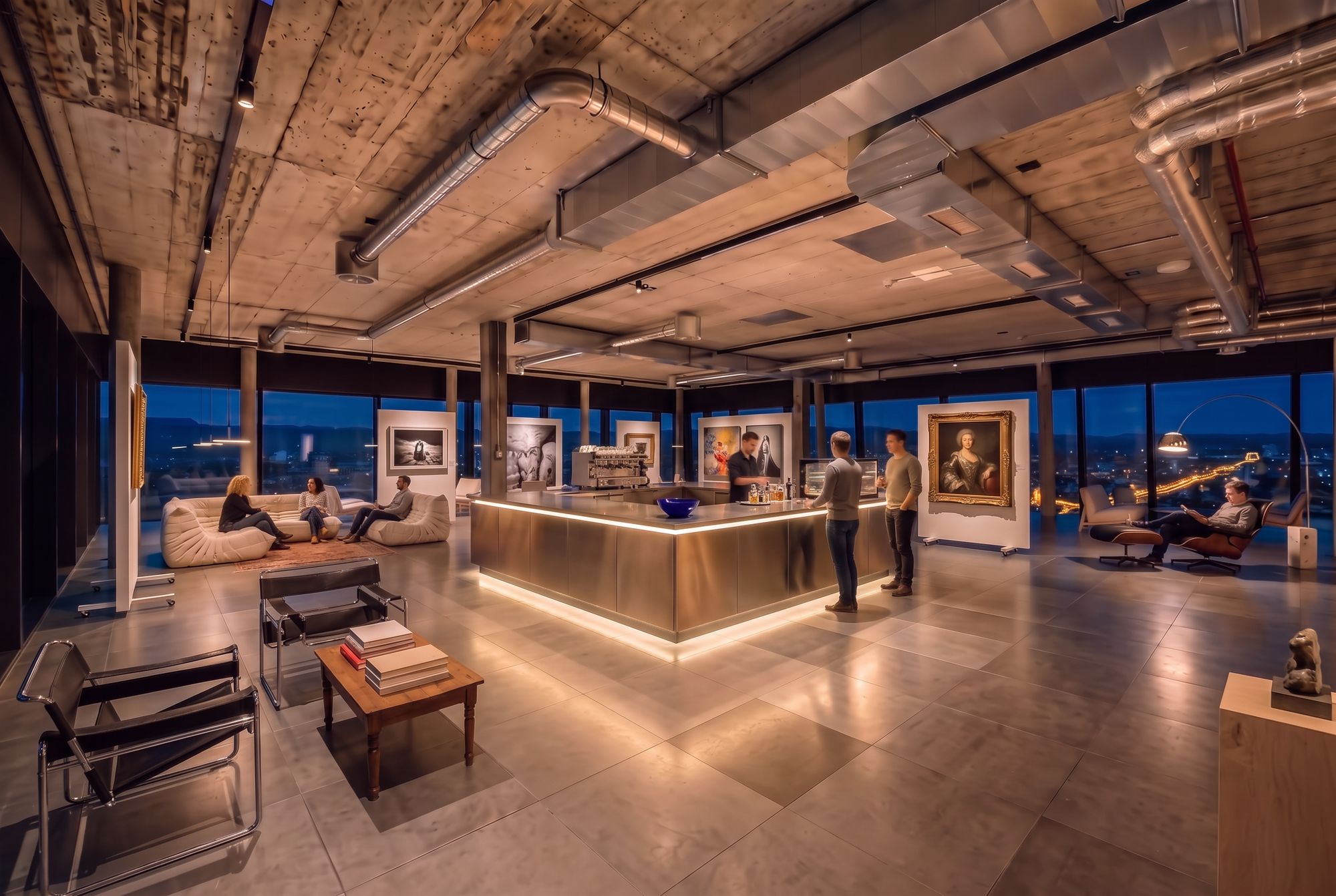 Bar zur blauen Stunde mit Edelstahlinsel, Kunst auf Ausstellungstafeln, hellen Loungesofas, schwarzem Ledersessel, Bogenleuchte und Gästen vor der Aussicht über Basel