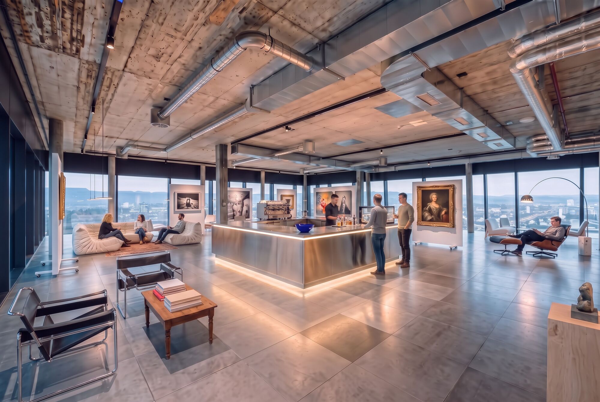 Bar am Tag mit Edelstahlinsel, Kunst auf Ausstellungstafeln, hellen Loungesofas, schwarzem Ledersessel, Bogenleuchte und Gästen vor der Aussicht über Basel
